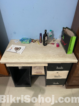 চারটি টেবিল বিক্রি করব, যেকোনোটা নিতে পারেন।